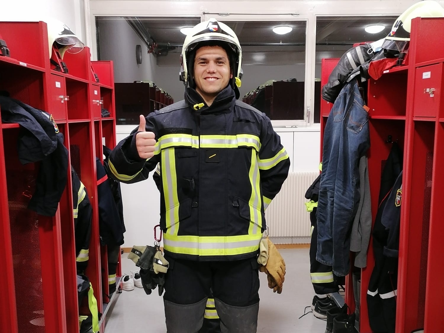 Pompier volontaire au SDIS Chamberonne, en tenue de feu, en caserne